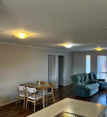 Whyalla Jenkins Appartement | Secure 4BR Garage Whyalla