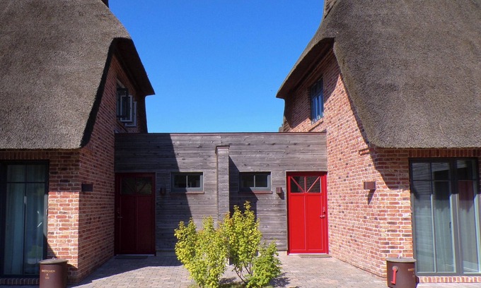 Nieby Maison | Seegras, das Reetdach Doppelhaus für 4-5 Personen mit Schönem Birkblick
