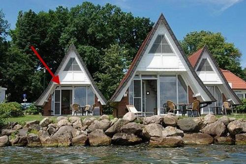 Bad Kleinen Maison | Seeperle 11 mit Ruderboot - ABC211