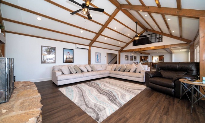 Avinger Cabine | Gorgeous Lakefront Lodge on 170 Acres with 6 Bedrooms