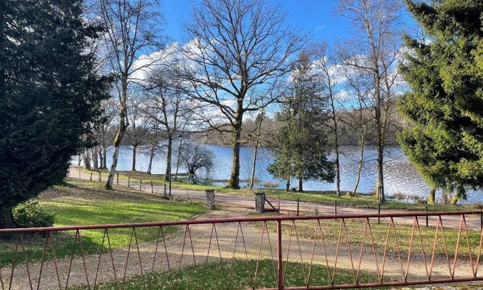 Moux-en-Morvan Maison | Maison individuelle avec vue sur le lac des settons, route touristique calme.