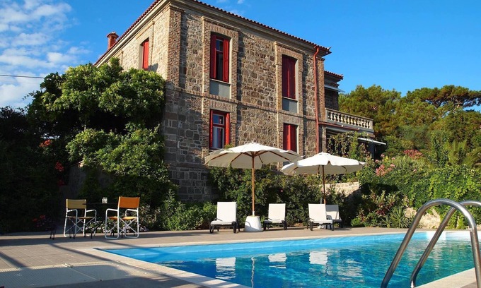 Mithimna Villa | Location de vacances Villa Avec Piscine privée et vue sur la mer