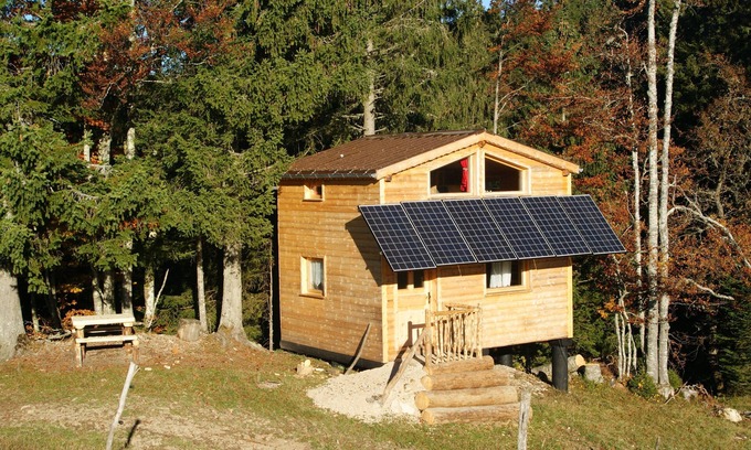 Bellecombe Cabine | Cabane autonome sur pilotis, 4 pers.,dans la végétation, haut Jura, 1250m d'alt.