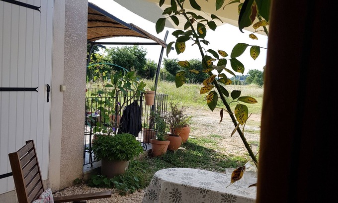 Aigueze Lit Et Petit-Déjeuner | Self-contained room with countryside view at Aiguèze guest house