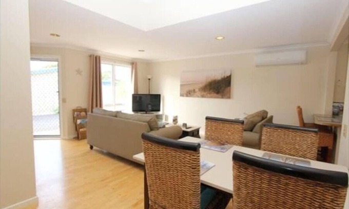 Cowes Maison | Self Contained Unit Close to the Beach