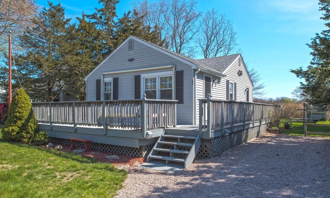 Misquamicut Cottage | Quaint Westerly Cottage à distance de marche de la plage