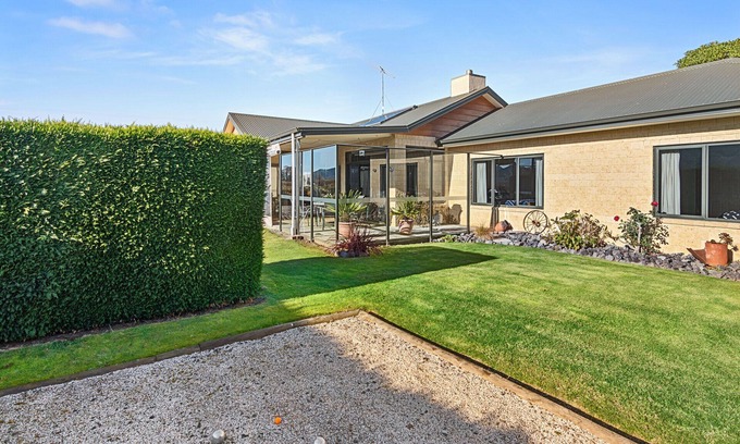 Spring Creek Maison | Selmes Sanctuary - Blenheim Holiday Home