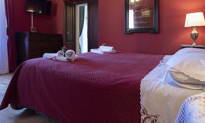 Capestrano Villa | Senator House - La chambre rouge