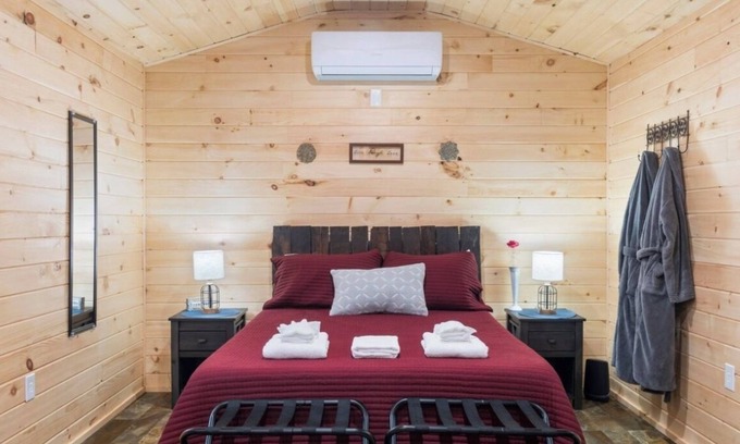 Geneva Cabine | Seneca Hideaway/Romantic Getaway Cabin/Hot Tub