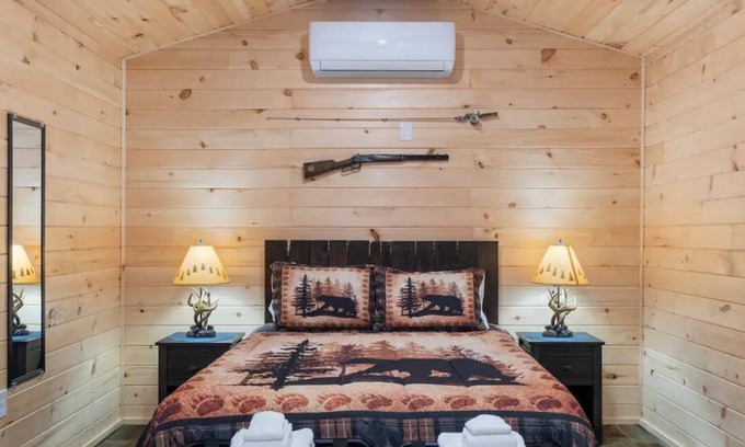Geneva Cabine | Seneca Hideaway/Rustic Hunter’s cabin/Hot Tub