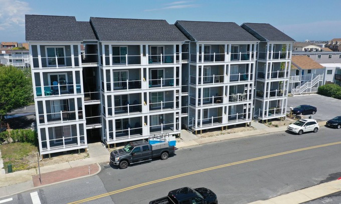 Midtown Ocean City Copropriété | Senior week welcome! Walk to beach and boardwalk! 4 balconies