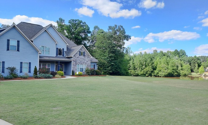 Senoia Maison | Senoia, GA 5 bed 4 bathroom, 2 miles from downtown Senoia!