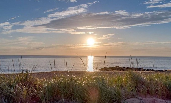 Newbury Appartement | Beach front. Private beach access, 100 yards from deck to the water. Book now!
