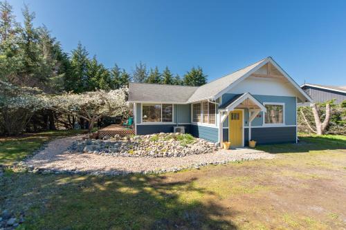 Sequim Maison | Sequim Escape with Gas Grill and Deck, Walk to Beach!