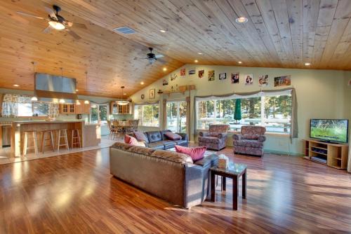 Lower Kingsbury Maison | Sequoia Chalet home