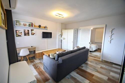 San Martin de Valdeiglesias Appartement | Serene Lakeview Retreat