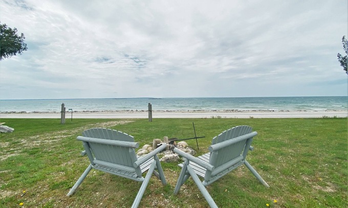 St Ignace Maison | Serendipity on Lake Michigan