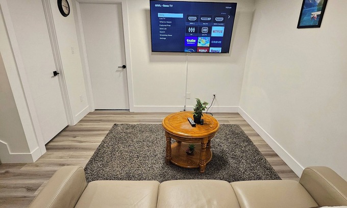 Southwest Edmonton Maison | Serene 2-bedroom basement suite for family and friend in pleasant Edmonton.