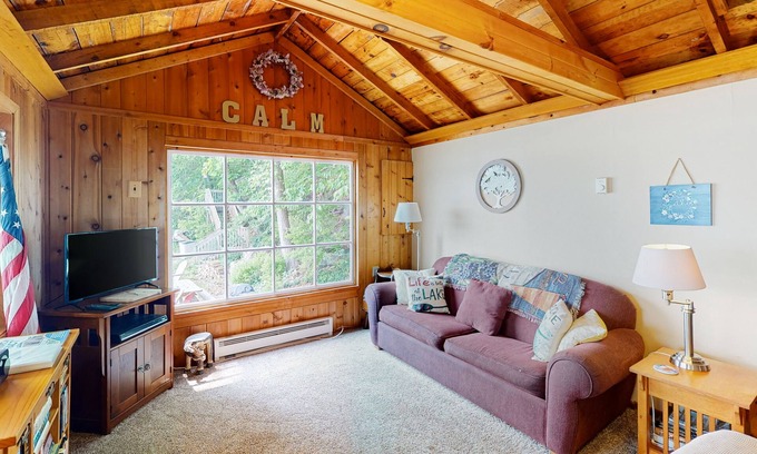 Town of Jerusalem Cottage | Serene 2BR Cottage on 180ft of Private Keuka Lakefront