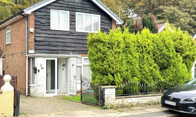 Rochdale Maison | Serene 3-Bedroom Family Rochdale Home with Garden