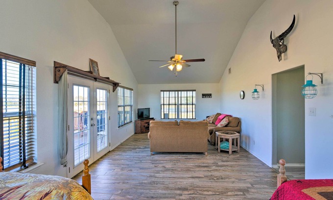 Iowa Colony Maison | Serene 35-Acre Horse Ranch with Deck & Pond!