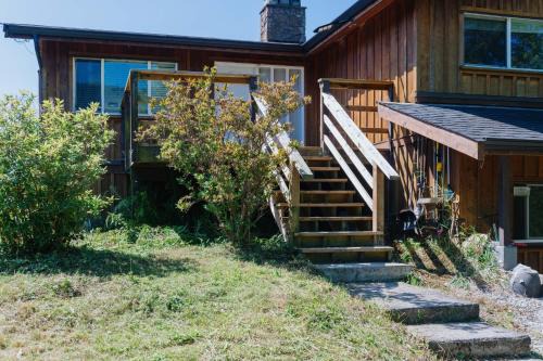 Hatzic Maison | Serene 3BR Cabin on 8 Acre Farm