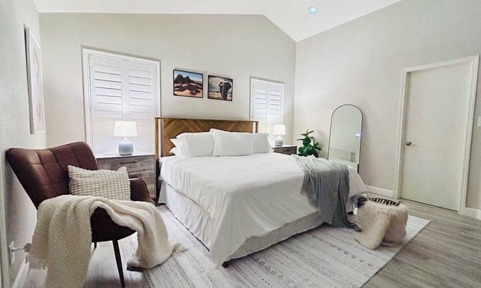 Chinatown Maison | Serene 4-bedroom house in Las Vegas with sparkling pool, king bed & office space