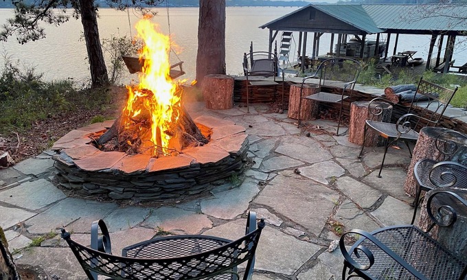 Waterloo Cabine | Serene 4-BR lakefront cabin, central Lake Greenwood, 2-14ppl, dock slip, pets