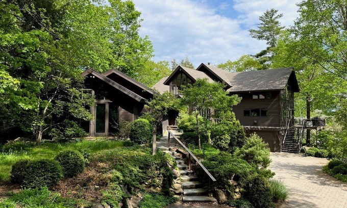 Egremont Maison | Serene 5-BR Retreat 9-Min to Catamount