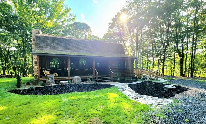 Smithfield Maison | Serene 8 acre log house vacation getaway w/private hot tub and river access!