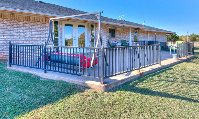 Cedar Valley Maison | Serene and Spacious Farmhouse RANCH >> Dogs Welcome