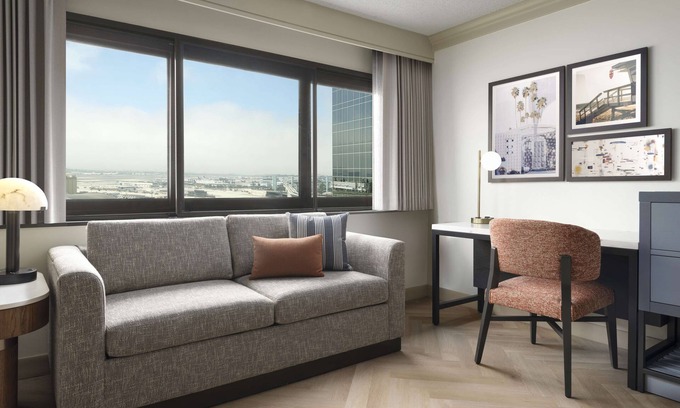 Los Angeles Hôtel | Serene Atmosphere & Fully Renovated Interiors, Pet Friendly, Shuttle, Pool!