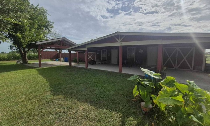 Lissie Maison | Serene barn house with cattle in Wallis, TX - Perfect for a peaceful getaway