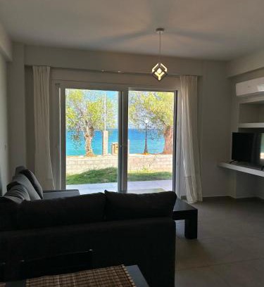 Diakofto Appartement | Serene beach house