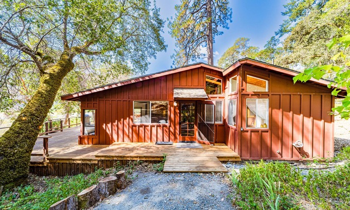 Salyer Maison | Serene cabin with large deck, woodstoves & trail to river beach - dog-friendly