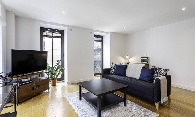 Vincent Square Appartement | Serene Cityscape: 2BR Luxury Westminster Apartment