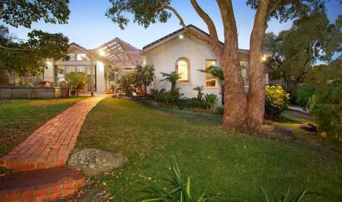 North Warrandyte Maison | Serene & Classic Family Retreat by the Yarra