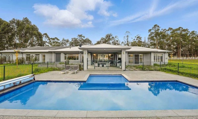 Hastings Maison | Serene Coastal Retreat in Hastings w pool