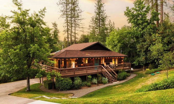 Yosemite Forks Maison | Serene Creekfront Cabin - KingBed - 20min Yosemite - Wraparound starview deck