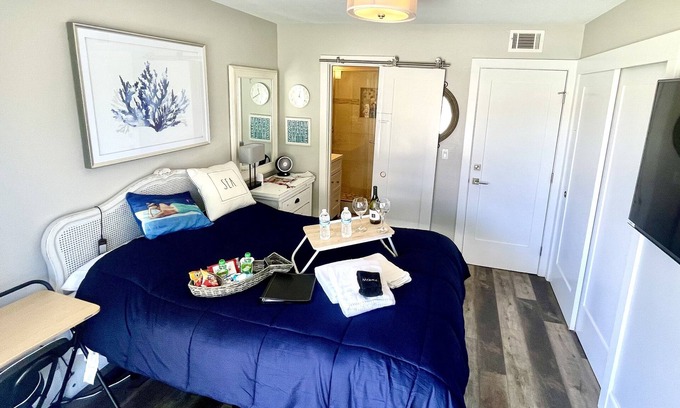 Del Mar Heights Maison | Serene Del Mar Beach Private Entrance 1 BD 1 BA Suite.