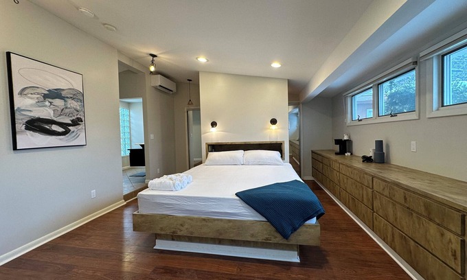 Baltimore Appartement | Serene Deluxe Suite with Jacuzzi & EV charger