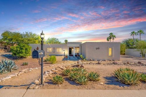 Tucson Appartement | Serene Desert Escape with Pool & Grill, Sleeps 8 - Low Summer Rates!