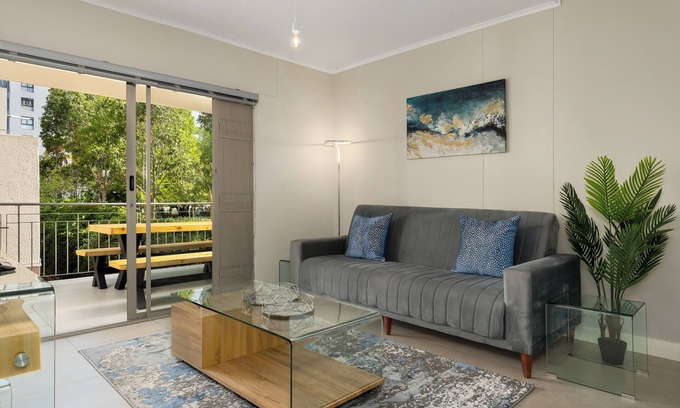 Flora Park Appartement | Serene Escape in the Heart of Century City