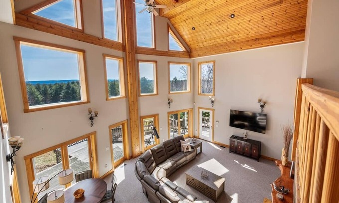 Ellenville Maison | Serene escape with private lake
