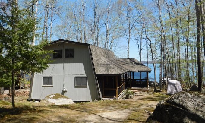 Standish Chalet De Ski | Serene Frye Island waterfront with beautiful sunrise views over Raymond Cape.