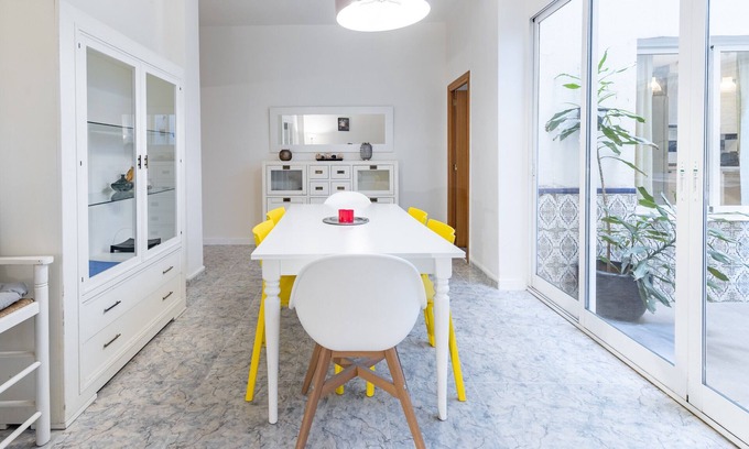 La Seu Appartement | APPARTEMENT CISNEROS - Charmant appartement avec terrasse à côté des tours serrano, 6 personnes
