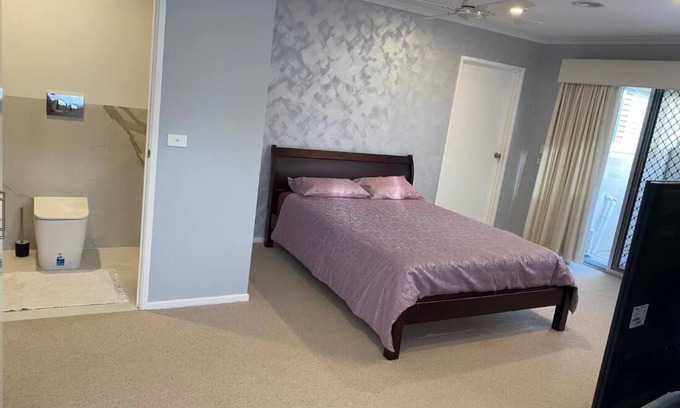 Gladstone Park Maison | Serene Guest Room in Gladstone Park with Private Entrance