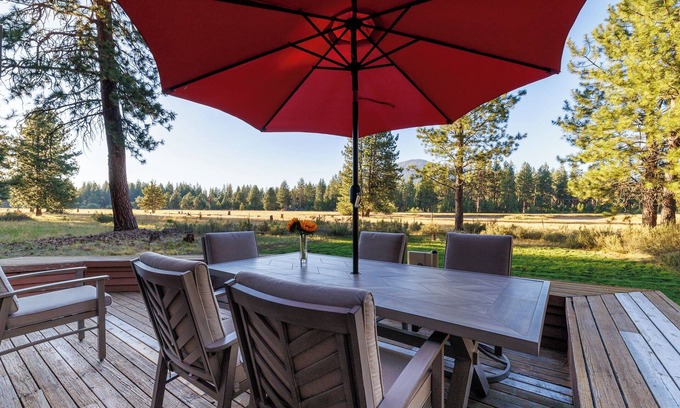 Black Butte Ranch Maison | Serene Home on Glaze Meadow - Black Butte Views - Hot Tub - Air Conditioning