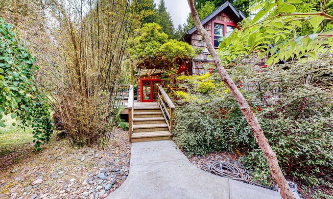 Humboldt Hill Cabine | Serene home with a game room, firepit, & grill
