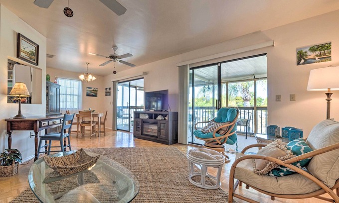 Cape Cay Maison | Nouvelle inscription! Serene 2BR Canal-Front Hudson Accueil w / porche couvert et Direct Golfe accès - à proximité des plages, restaurants, shopping et autres attractions majeures!